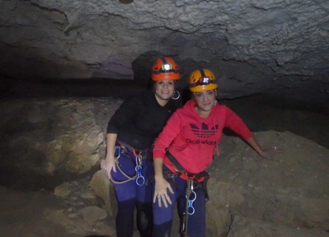  Deux filles dans la grotte 
